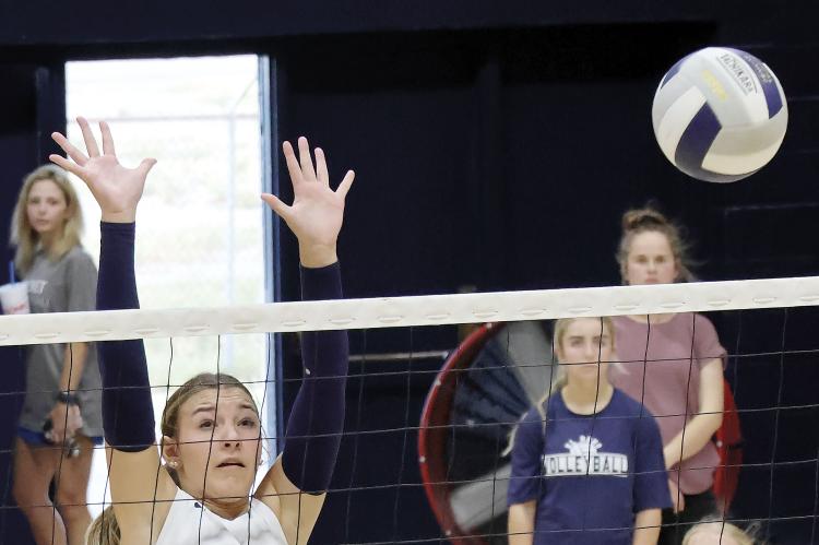 Ruby Curtis sets up for a solo block attempt