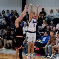 Aiden Williams shoots the game-winning 3-pointer
