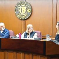 Lacey Dawson (right) speaks with Tom Manske and Tracey Rider
