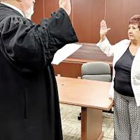 Bob Hughey swears in new CASA volunteer Bonnie Swain
