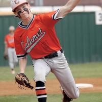 Hunter Arnold throws a fastball