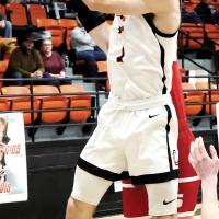 Brendon Voss battles for a rebound