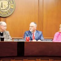 David Anderson, left, speaks with Tom Manske and Tracey Rider