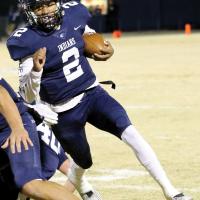  Dorian Plumley runs behind a blocker