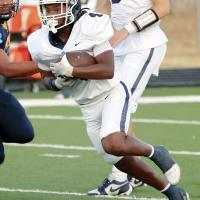 DeCarlos Banks (4) runs to the outside