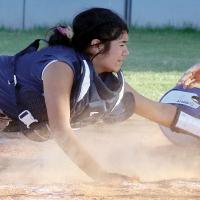 Sarah Hernandez reaches out to make a tag on a base runner