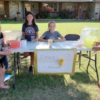 El Reno youngsters setting up a lemonade stand