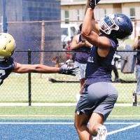 JaRon Irving pulls down a pass