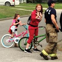 Simmons and her daughter arrive at their home