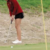 Daniela Espinoza rolls a putt toward the hole