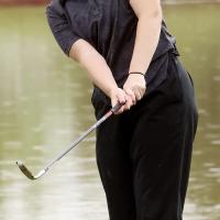 Evelyn Sturgill chips onto the green