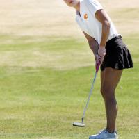 Ashlyn Acosta watches a putt roll toward the hole