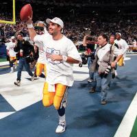 Kurt Warner waves to the crowd in St. Louis