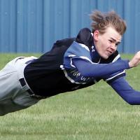 Laven Zeier stretches out as he tries to catch a fly ball