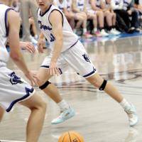 Landon Barton (11) makes an interior pass