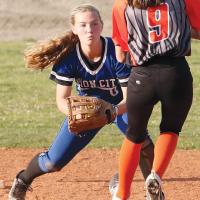 Oceanna Schranz turns to tag out base runner Jazmine Mayo