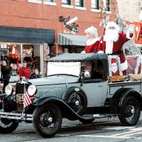 City rings in holiday season with annual parade, tree lighting_1