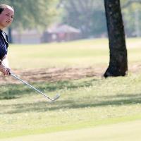 Skylar Ayers chips onto the green