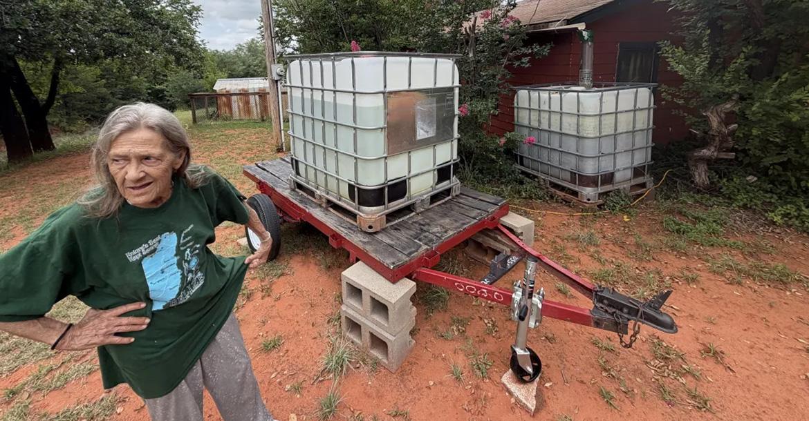 Belinda Smith talks about her 275-gallon water tank donated by neighbors at her rented house_slideshow