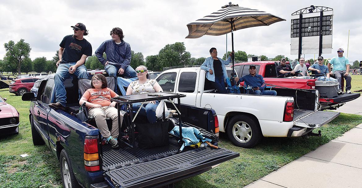 Fans get a roadside view of the drag racing_slideshow