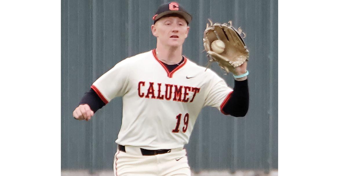Kaleb Thiessen gloves a high bouncing ball_slideshow
