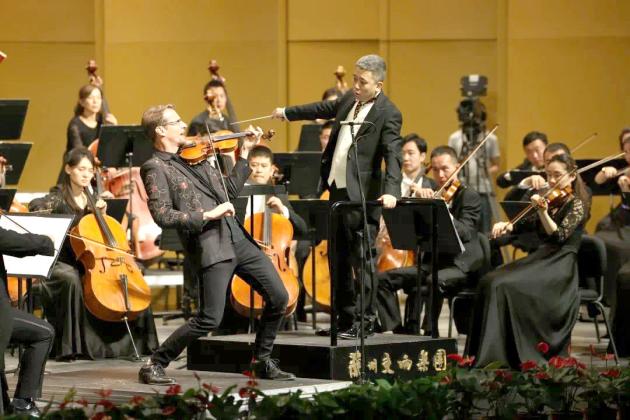 Kyle Dillingham plays alongside Jin Gang and the Lanzhou Symphony Orchestra