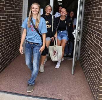 McKenzie Simon leads new students on a tour of the campus during fall orientation