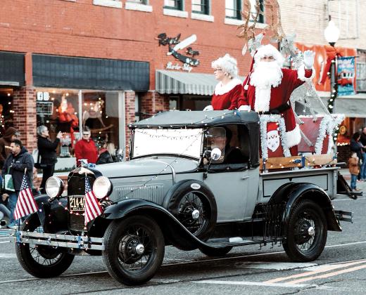 City rings in holiday season with annual parade, tree lighting_1