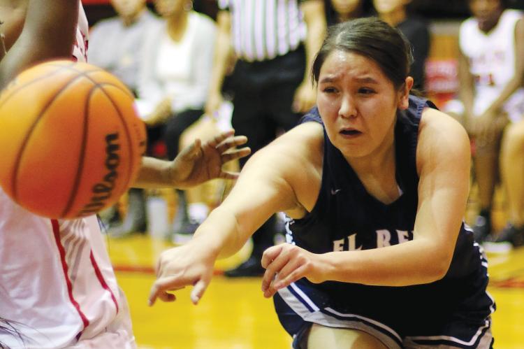 EHS girls basketball_Sioux makes pass under basket