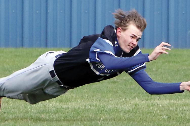 Laven Zeier stretches out as he tries to catch a fly ball